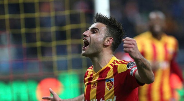 Trabzonspor'dan Deniz Türüç hamlesi Trabzonspor'dan Deniz Türüç hamlesi
