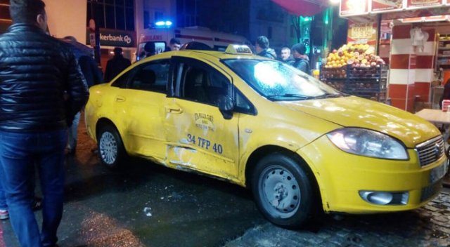 Tramvay taksiye çarptı: 4 yaralı Tramvay taksiye çarptı: 4 yaralı
