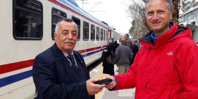Trende bulduğu cüzdanı sosyal medyada sahibine ulaştırdı Trende bulduğu cüzdanı sosyal medyada sahibine ulaştırdı