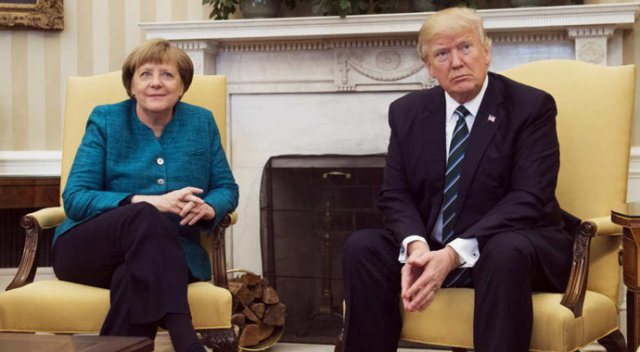 Trump Merkel&#039;i dünyaya rezil etti