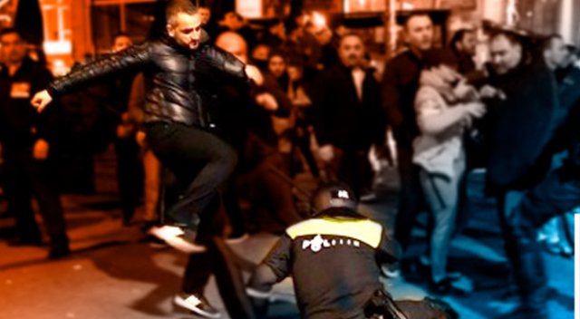 Türklere saldıran Hollanda polisi yere serildi Türklere saldıran Hollanda polisi yere serildi