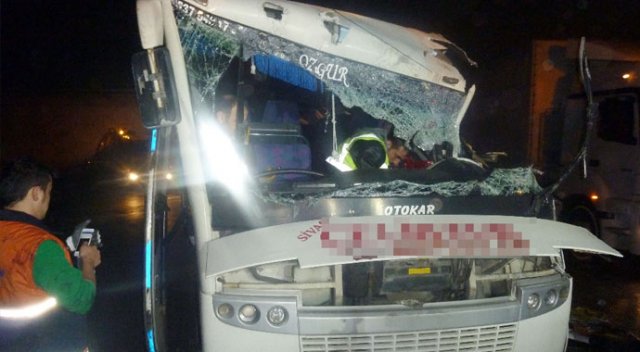 Tuzla’da virajı alamayan işçi servisi tıra çarptı: 4’ü ağır 27 yaralı Tuzla’da virajı alamayan işçi servisi tıra çarptı: 4’ü ağır 27 yaralı