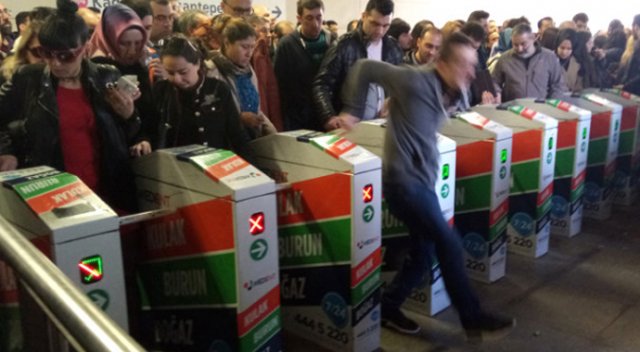 Uzun süre beklediler, en sonunda isyan edip turnikelerden atladılar Uzun süre beklediler, en sonunda isyan edip turnikelerden atladılar