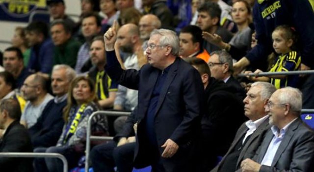 Voleyboldaki F.Bahçe-G.Saray derbisini izleyen Aziz Yıldırım çıldırdı