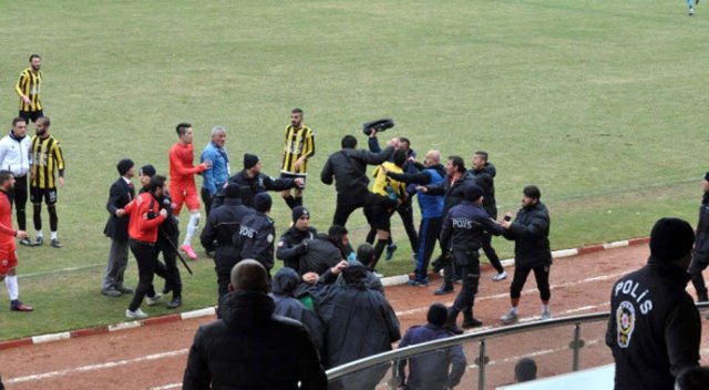 Yozgat&#039;ta amatör küme maçında saha karıştı, polis müdahale etti