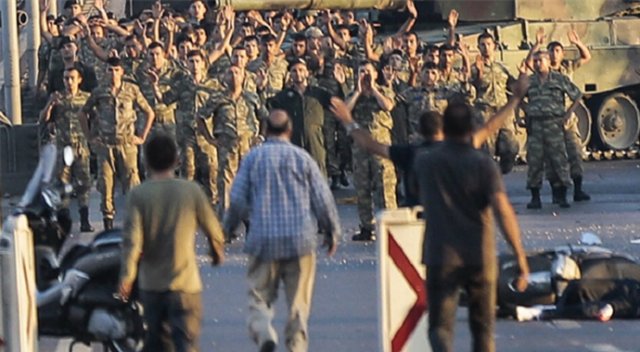 'Açtırın şu kapıları millet altına yapacak!' 'Açtırın şu kapıları millet altına yapacak!'