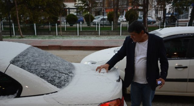 20 dakika sürdü, etrafı beyaza bürüdü 20 dakika sürdü, etrafı beyaza bürüdü