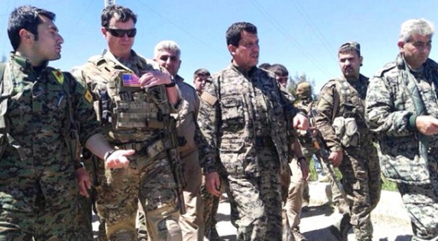 ABD'li komutanlar TSK'nın vurduğu YPG mevzilerinde inceleme yaptı ABD'li komutanlar TSK'nın vurduğu YPG mevzilerinde inceleme yaptı