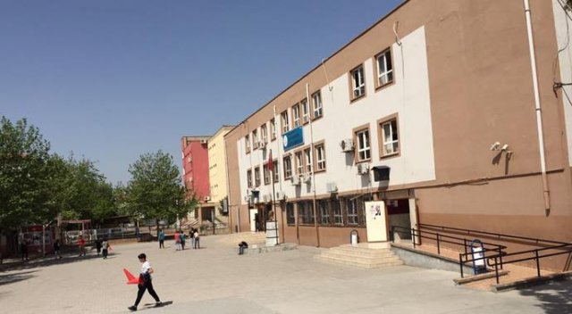 Adana'da çikolatadan zehirlenen 14 öğrencisi hastanelik oldu Adana'da çikolatadan zehirlenen 14 öğrencisi hastanelik oldu