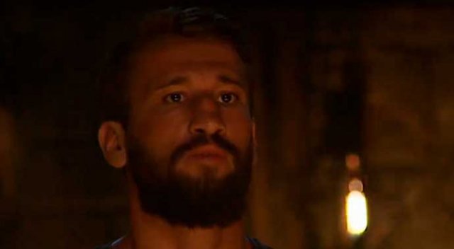 Adem parmağını kırdı Adem parmağını kırdı