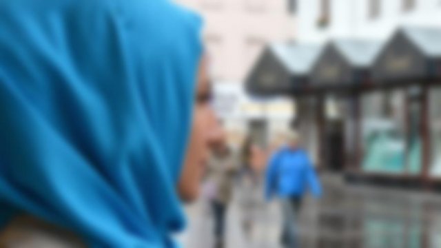 Almanya'da başörtülü genç darp edildi Almanya'da başörtülü genç darp edildi