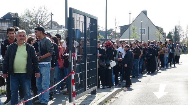 Almanya'daki sandıklarda uzun kuyruklar oluştu Almanya'daki sandıklarda uzun kuyruklar oluştu