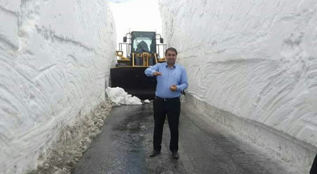 Bahçesaray yolunda kar temizleme çalışması Bahçesaray yolunda kar temizleme çalışması