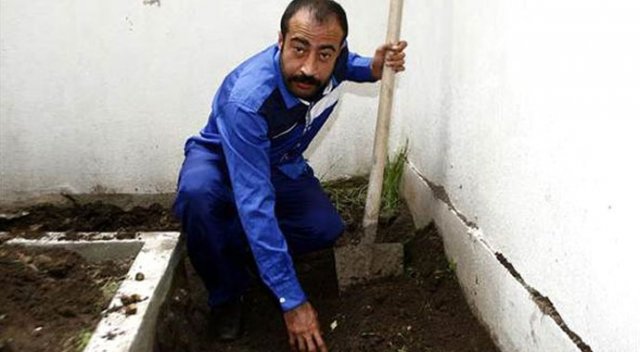 Bahçeye çiçek dikmek isteyen vatandaş, kemik parçalarıyla karşılaştı