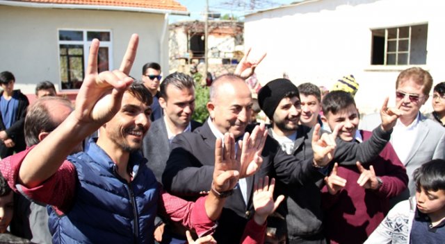 Bakan Çavuşoğlu’ndan Rabia ve Bozkurt işareti