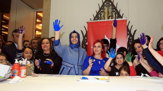 Bakan Kaya otizmli çocuklarla bir araya geldi Bakan Kaya otizmli çocuklarla bir araya geldi