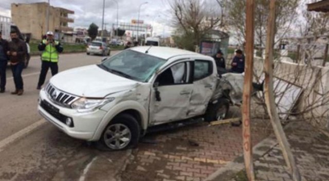 Bakan Yılmaz'ın yol güvenliğinde kaza: 2 polis yaralı Bakan Yılmaz'ın yol güvenliğinde kaza: 2 polis yaralı