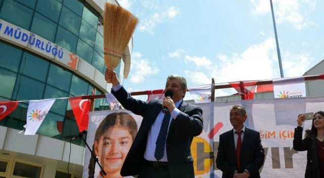 Balbay'dan süpürgeli referandum çalışması Balbay'dan süpürgeli referandum çalışması