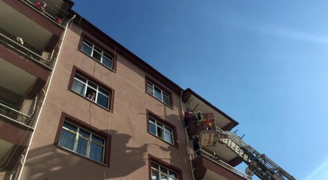 Balkon demirlerine asılı kalan kızı itfaiye kurtardı
