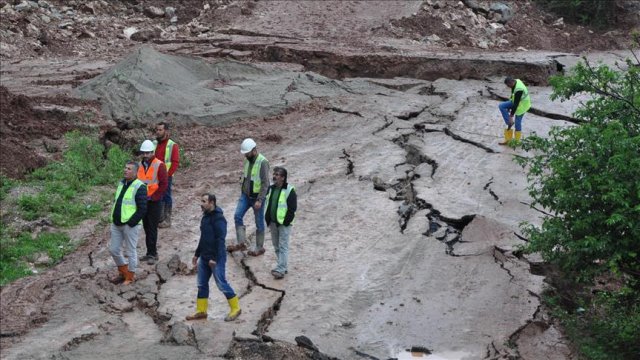Bartın&#039;da heyelan, 17 köye ulaşım sağlanamıyor