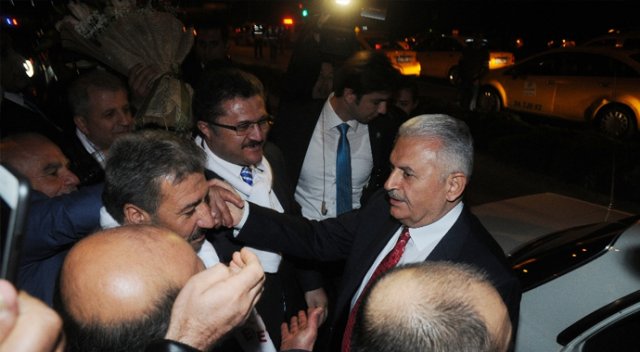 Başbakan’a havalimanında ’Evet’ sürprizi Başbakan’a havalimanında ’Evet’ sürprizi