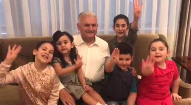 Başbakan'dan torunlarıyla birlikte şarkılı referandum paylaşımı Başbakan'dan torunlarıyla birlikte şarkılı referandum paylaşımı