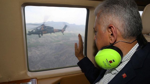 Başbakan Yıldırım'dan Atak helikopterine selam Başbakan Yıldırım'dan Atak helikopterine selam