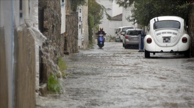 Batı Akdeniz için sağanak ve kuvvetli rüzgar uyarısı Batı Akdeniz için sağanak ve kuvvetli rüzgar uyarısı