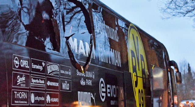 Borussia Dortmund'un otobüsünün yakınında bombalar patladı Borussia Dortmund'un otobüsünün yakınında bombalar patladı