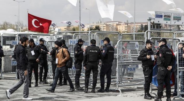 Büyük İstanbul mitingi öncesi vatandaşlar alanı doldurdu Büyük İstanbul mitingi öncesi vatandaşlar alanı doldurdu