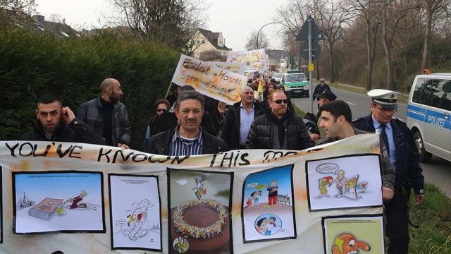 Çocukları ellerinden alınan aileler AB kurumları yakınında çadır kurdu Çocukları ellerinden alınan aileler AB kurumları yakınında çadır kurdu
