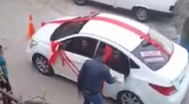 Damadı araçtan indirip diz çöktürdü