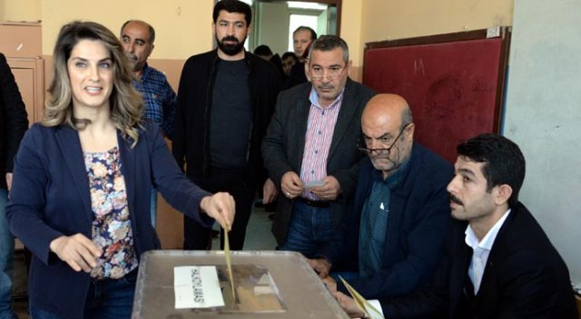 Demirtaş'ın eşi tek başına oy kullandı Demirtaş'ın eşi tek başına oy kullandı