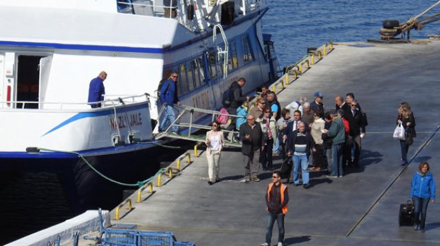 Dikili-Midilli arasında karşılıklı feribot seferleri başladı Dikili-Midilli arasında karşılıklı feribot seferleri başladı
