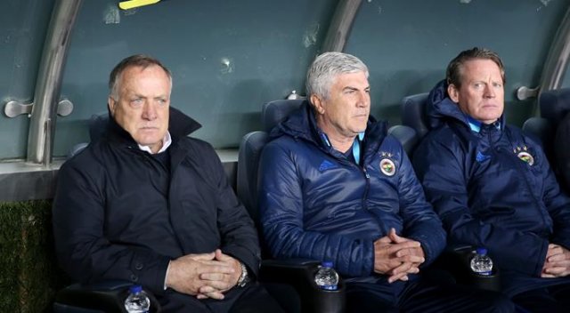 Dirk Advocaat ile oyuncular arasında ipler koptu Dirk Advocaat ile oyuncular arasında ipler koptu