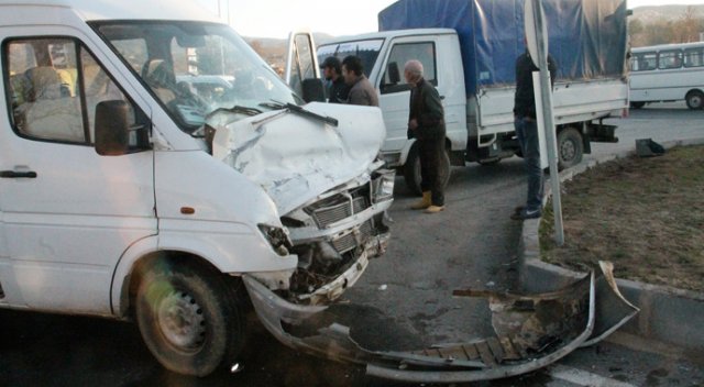 Elazığ'da işçi servisi ile kamyonet çarpıştı, yaralılar var Elazığ'da işçi servisi ile kamyonet çarpıştı, yaralılar var