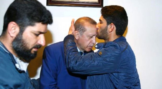 Erdoğan kimyasal saldırıda ikiz bebeklerini kaybeden Abdülhamid el-Yusuf ile görüştü Erdoğan kimyasal saldırıda ikiz bebeklerini kaybeden Abdülhamid el-Yusuf ile görüştü