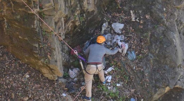 Erişilmesi zor olan doğadan 1 ton çöp topladılar Erişilmesi zor olan doğadan 1 ton çöp topladılar