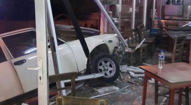 Feci kaza! Otomobil kahvehaneye girdi: 7 yaralı Feci kaza! Otomobil kahvehaneye girdi: 7 yaralı
