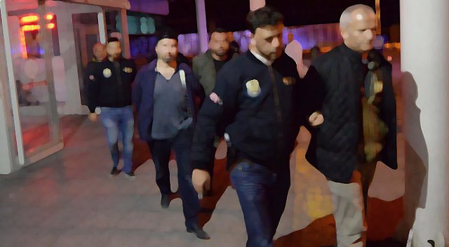 FETÖ’den aranan 3 ‘abi’ saklandıkları evde yakalandı FETÖ’den aranan 3 ‘abi’ saklandıkları evde yakalandı