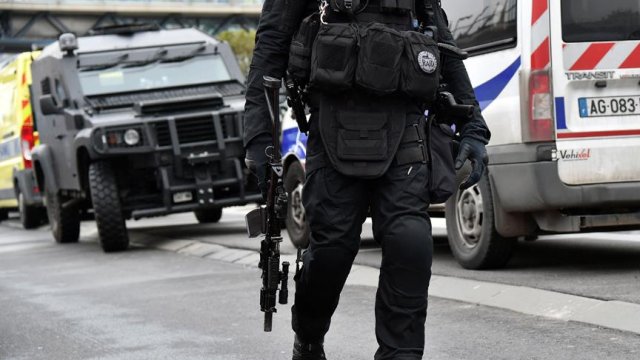 Fransa'da ETA'nın gösterdiği yerlerde yüzlerce kilo patlayıcı bulundu Fransa'da ETA'nın gösterdiği yerlerde yüzlerce kilo patlayıcı bulundu