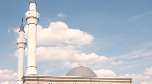 Fransa güvenlik bahanesiyle bir camiyi daha kapattı