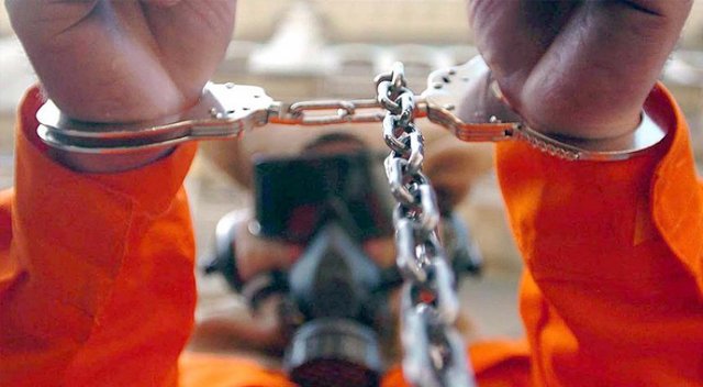 Guantanamo mahkumları hakkındaki iki suçlama düştü Guantanamo mahkumları hakkındaki iki suçlama düştü