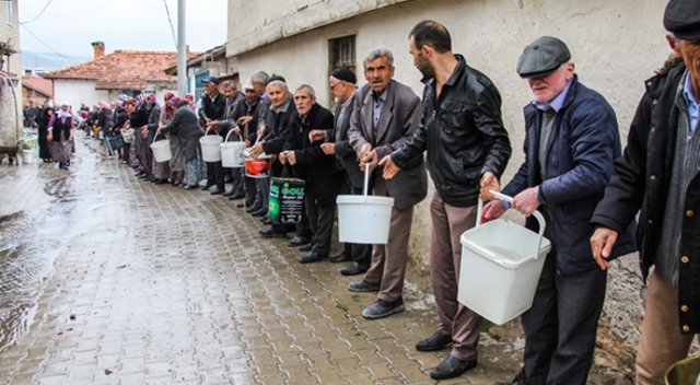 Haberi alan mahallele sakinleri kovayla koştu Haberi alan mahallele sakinleri kovayla koştu