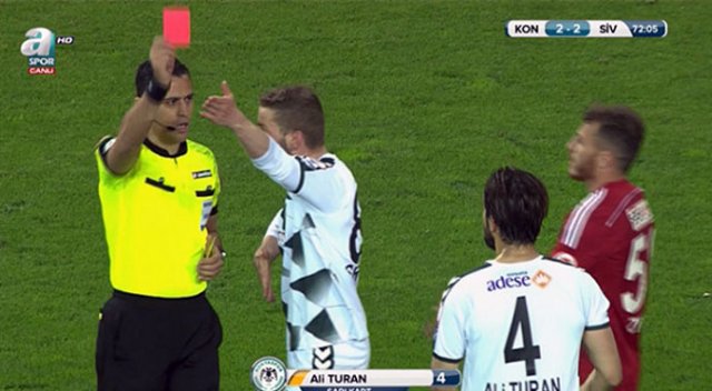 Hakem Alper Ulusoy, sarı kartı olmayan Ali Turan'ı 2. sarı karttan attı Hakem Alper Ulusoy, sarı kartı olmayan Ali Turan'ı 2. sarı karttan attı
