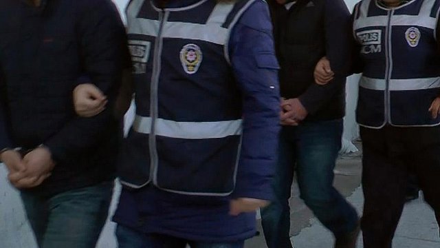 Halk oylamasına yönelik toplantı yapan FETÖ mensupları tutuklandı Halk oylamasına yönelik toplantı yapan FETÖ mensupları tutuklandı