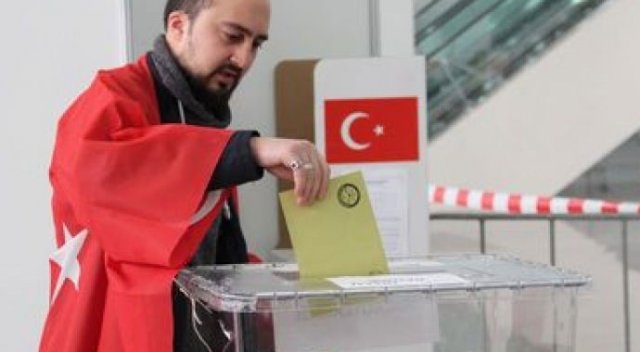 Hollanda'daki Türkler sandığa alın etti