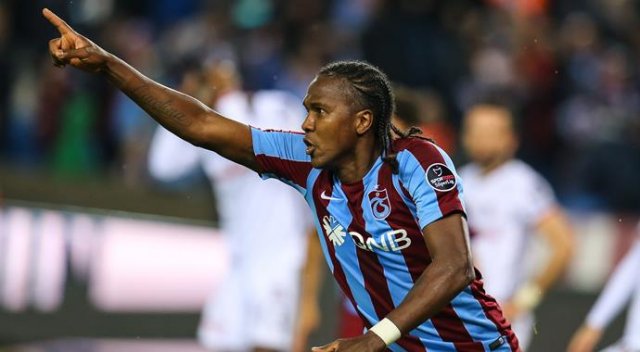 Hugo Rodallega&#039;nın orta sahadan çılgın şutu ve direk!