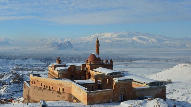 İshak Paşa Sarayı Nisan ayında beyaza büründü
