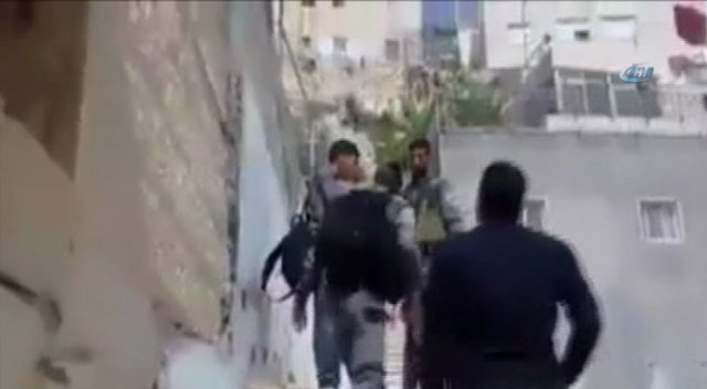 İsrail askerleri Filistinli 2 çocuğu gözaltına aldı İsrail askerleri Filistinli 2 çocuğu gözaltına aldı